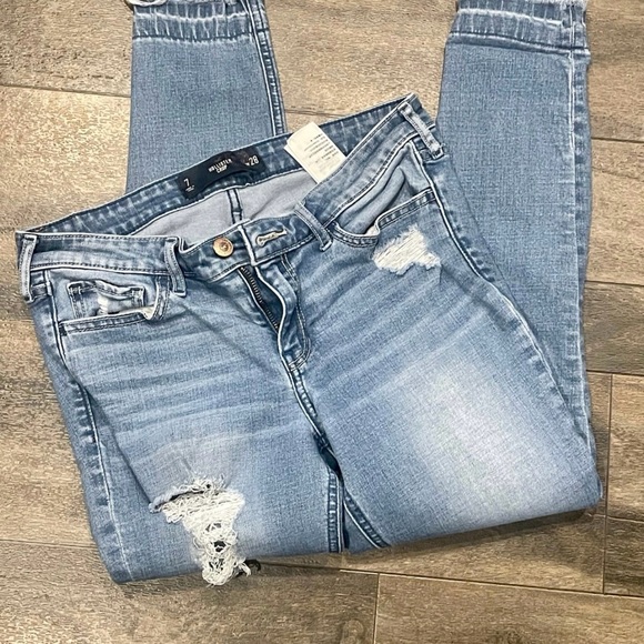 Hollister Denim - Hollister crop jean size 7 waist 28